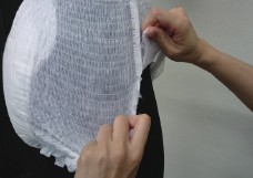 パンツを下側からねじるように切る