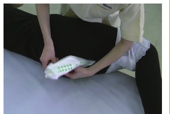 STEP6 足の付け根に沿わせて入れる