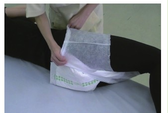 STEP9 パンツ後ろの吸収体を引き上げる