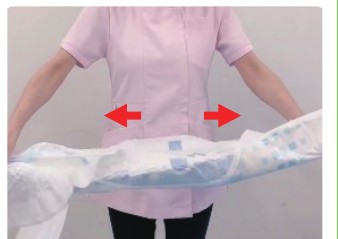 STEP1 おむつとパッドを縦に伸ばす